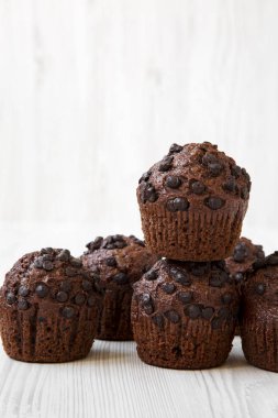 Çikolata muffins Beyaz ahşap yüzey, yan görünüm üzerinde. Yakın çekim. 