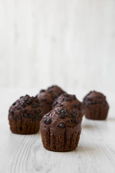 Choklad Cupcakes Vit Trä Yta Sidovy Närbild Selektivt Fokus — Stockfoto