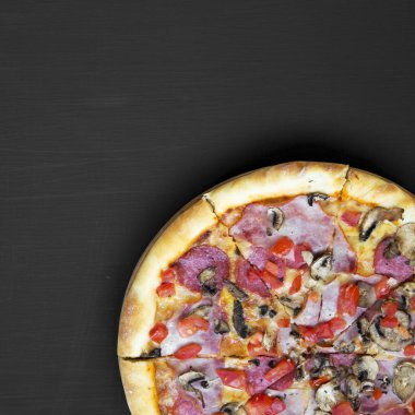 Siyah arka plan üzerine taze pişmiş pizza. Düz yatıyordu, genel gider, en iyi görünüm. Kopya alanı.