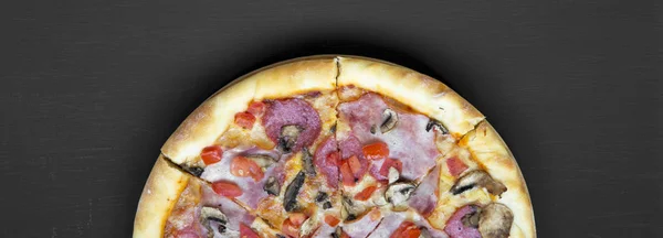 Pizza Recém Assada Mesa Preta Deitado Plano Suspenso Vista Superior — Fotografia de Stock