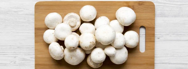 Bambu Champignon Kafamız Beyaz Ahşap Zemin Üstten Görünüm Üzerinde Kurulu — Stok fotoğraf