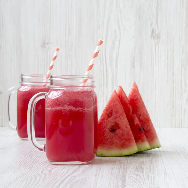 Glazen Potten Van Watermeloen Smoothie Een Witte Houten Oppervlak Zijaanzicht — Stockfoto