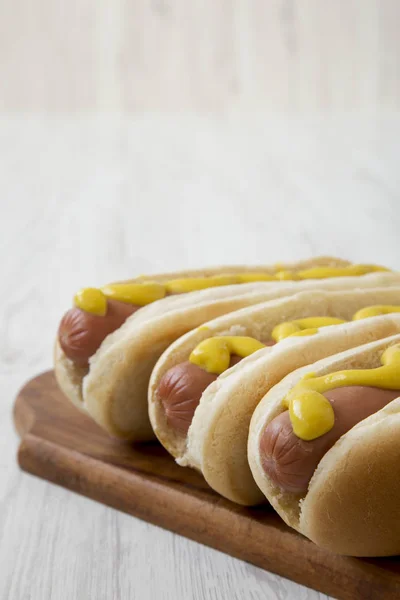 Hot Dog Κίτρινο Μουστάρδα Ξύλινη Σανίδα Άσπρο Φόντο Ξύλινη Πλάγια — Φωτογραφία Αρχείου