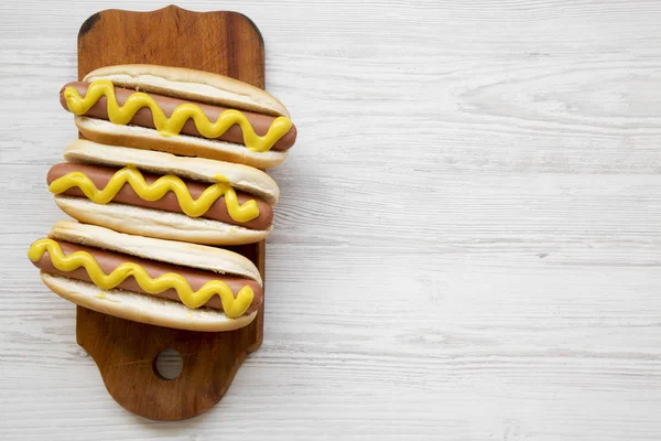 Hot Dog Κίτρινο Μουστάρδα Ξύλινη Σανίδα Άσπρο Φόντο Ξύλινη Υπερκείμενη — Φωτογραφία Αρχείου