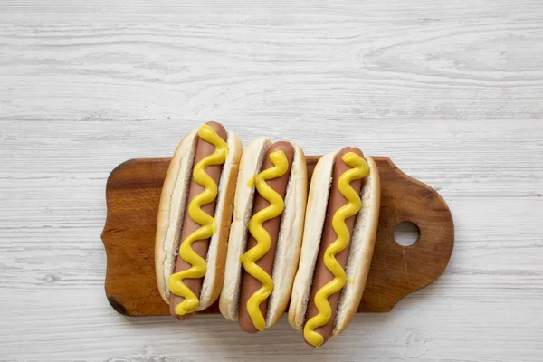 Hot Dog Κίτρινο Μουστάρδα Ξύλινη Σανίδα Άσπρο Φόντο Ξύλινη Υπερκείμενη — Φωτογραφία Αρχείου