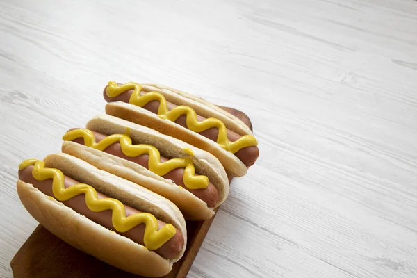 Cachorro Quente Com Mostarda Amarela Tábua Madeira Sobre Fundo Madeira — Fotografia de Stock