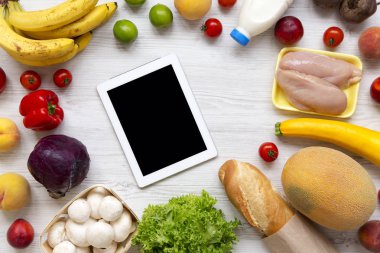Alışveriş Bakkal kavramı. Beyaz ahşap masa tablete çeşitli sağlıklı gıda bileşimi. Yemek yiyecek arka plan. Taze meyve, sebze, yeşillik, et, süt düz yatıyordu. Görünümü, tepegöz, yukarıdan top. 