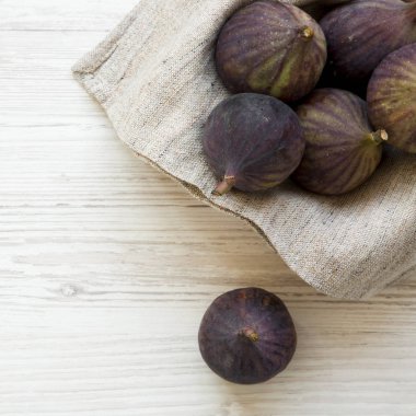 Beyaz ahşap zemin, üstten görünüm üzerinde bir kapta taze incir. Düz, tepegöz, yukarıdan yatıyordu. Portre.