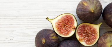 Beyaz ahşap zemin, üstten görünüm üzerinde taze incir. Yukarıdan, düz, ek yükü. 