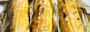 Beyaz tabakta yan görünüm üzerinde ızgara Mısır. Yakın çekim.