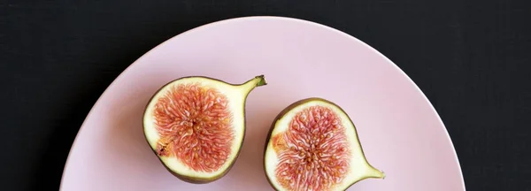 Two Halves Fresh Fig Pink Plate Black Table Top View — Stock Photo, Image
