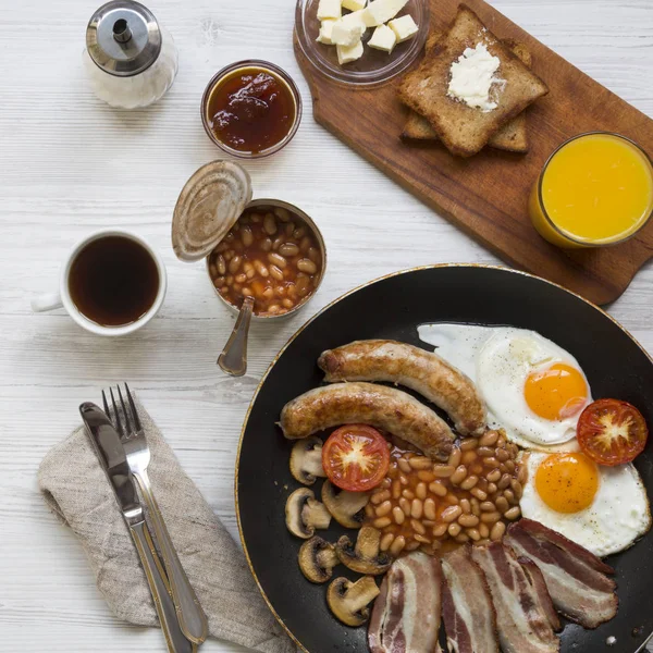 Englisches Frühstück Einer Pfanne Mit Spiegeleiern Speck Bohnen Würstchen Und — Stockfoto