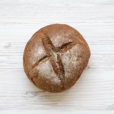 Beyaz ahşap arka plan, havai görünümü taze pişmiş ekmek. Yukarıdan, ana sayfa görünümü.