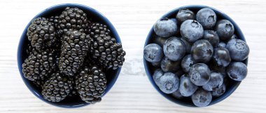 Tam kase çilek Beyaz ahşap zemin, üstten görünüm üzerinde. Yaz meyve. Yukarıdan, tepegöz, düz yatıyordu.