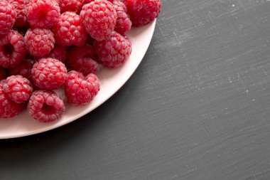 Ahududu siyah masada pembe bir plaka üzerinde yakın çekim. Kopya alanı.