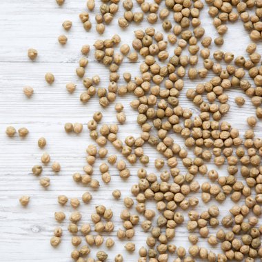 Nohut Beyaz ahşap zemin, havai görünümü üzerinde kurutulmuş.