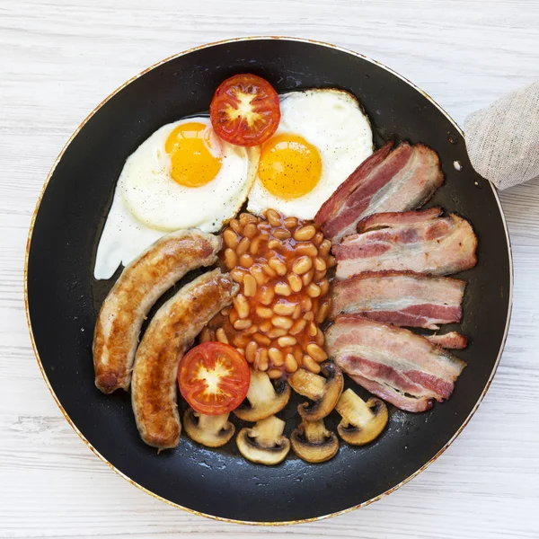 Englisches Frühstück Kochpfanne Mit Würstchen Spiegeleiern Bohnen Und Speck Auf — Stockfoto
