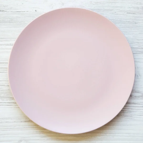 Άδειο Πιάτο Ροζ Για Ένα Λευκό Ξύλινο Τραπέζι Υπερκείμενη Προβολή — Φωτογραφία Αρχείου