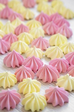 Mini meringues Beyaz ahşap yüzey, yan görünüm üzerinde. Seçici odak.