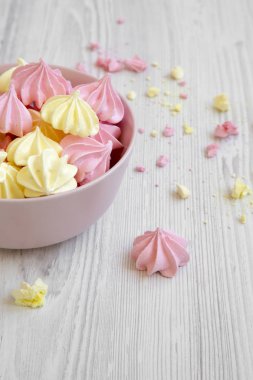 Mini meringues yan görünüm pembe bir kasede. Portre.