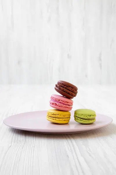 Macarons Doux Colorés Sur Plaque Rose Sur Surface Bois Blanc — Photo