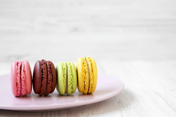 Macarons Doux Colorés Sur Plaque Rose Sur Fond Blanc Bois — Photo