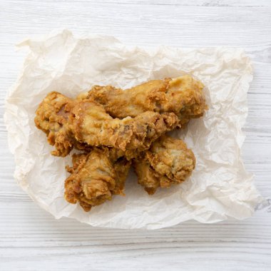 Kızarmış tavuk drumsticks Beyaz ahşap arka planda, yukarıdan görüntüleyin. Genel gider, düz yatıyordu, en iyi görünümü.