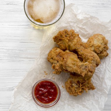 Kızarmış tavuk budu sos ve soğuk bira, üstten görünüm ile. Yakın çekim. Yukarıda, ek yükü.