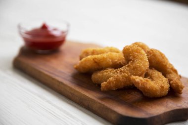 Rustik ahşap tahta, yan görünüm üzerinde soslu kızarmış karides tempura. Yakın çekim.