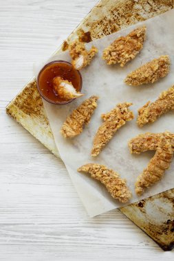 Şeritler tavuk ve tepsi, havai görünümü pişirme sos. Gelen yukarıdaki üstten görünüm.