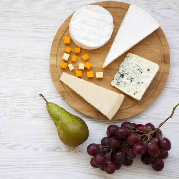 Käseplatte Mit Früchten Auf Weißem Holzgrund Essen Für Wein Draufsicht — Stockfoto