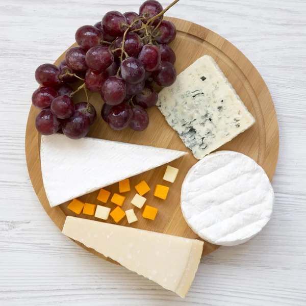 Verkostung Verschiedener Käsesorten Mit Trauben Auf Einem Runden Holzbrett Blick — Stockfoto