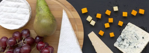 Verkostung Von Käse Mit Früchten Auf Dunklem Hintergrund Essen Für — Stockfoto