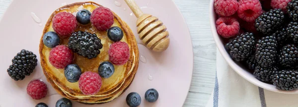 Pancakes Berries Honey Pink Plate Bowl Berries Close Top View — Stock Photo, Image