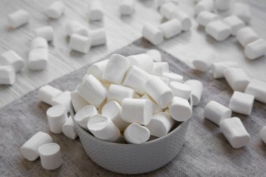 Bir kasede, yan görünüm kabarık beyaz Marshmallow. Portre.