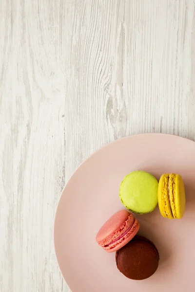 Macarons Colorés Sur Une Assiette Rose Sur Une Surface Bois — Photo