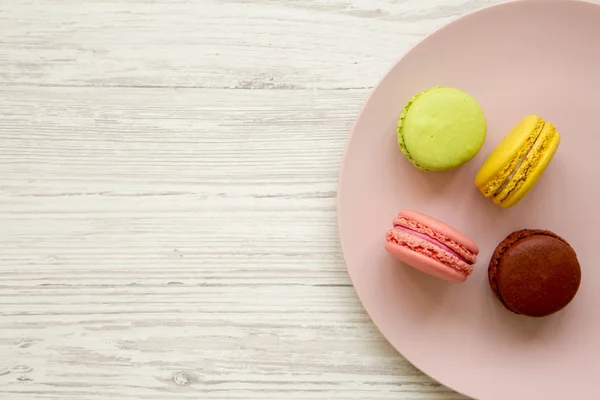 Macarons Colorés Sur Une Assiette Rose Sur Fond Bois Blanc — Photo