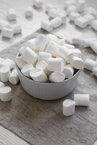 Marshmallows Brancos Doces Uma Tigela Vista Lateral Close — Fotografia de Stock