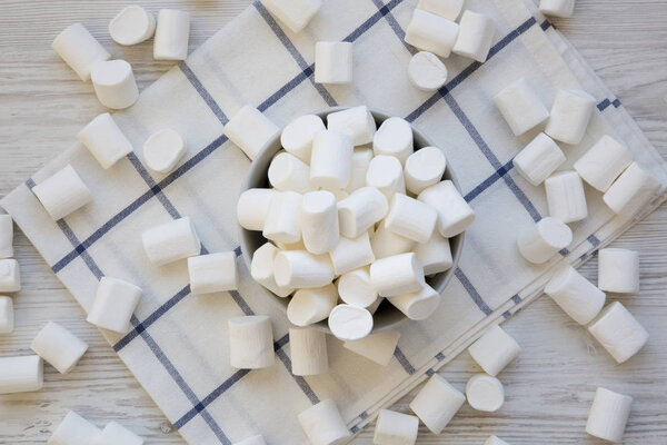 Сладкий зефир в миске, вид сверху. Плоский лежал сверху, вид сверху. Крупный план
.