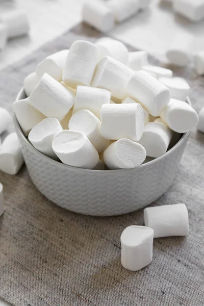 Marshmallows Brancos Doces Uma Tigela Vista Lateral Fechar — Fotografia de Stock