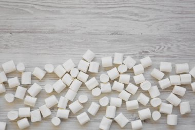 Tatlı beyaz Marshmallow yüzeyinde bir beyaz tahta, havai görünümü. Yukarıdan, üstten görünüm düz yatıyordu. Kopya alanı. 