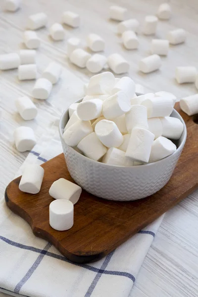 Branco Marshmallows Fofos Uma Tigela Tábua Madeira Rústica Sobre Fundo — Fotografia de Stock