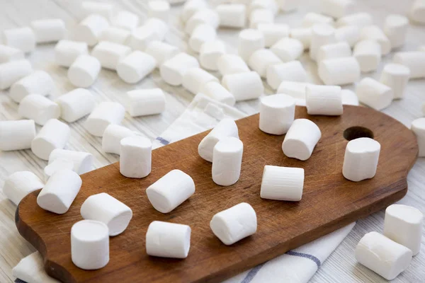 Doces Marshmallows Sobre Fundo Madeira Branco Monte Marshmallows Fofos Vista — Fotografia de Stock