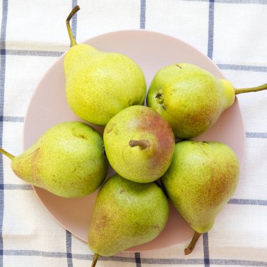 Taze armut bez, havai görünümü üzerinde pembe bir tabakta. Yukarıdan Lay, düz. Yakın çekim.