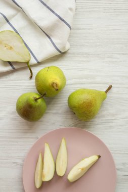 Beyaz ahşap arka planda, havai görünümü taze armut. Gelen yukarıdaki üstten görünüm.