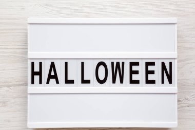 Beyaz ahşap arka plan, havai görünümü üzerinde modern yönetim kurulu 'Halloween' haber. Yukarıdan, üstten görünüm, düz yatıyordu.