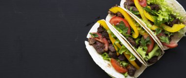 Sığır eti ve sebze koyu arka plan, havai görünümü ile Mısır ekmeği. Meksika mutfağı. Metin için yer. Yukarıdaki üzerinden düz lay.