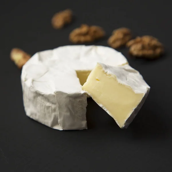 Camembert Queijo Brie Com Nozes Fundo Escuro Produção Leite Vista — Fotografia de Stock