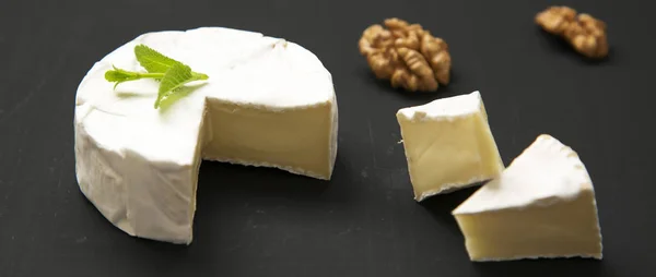 Sýr Camembert Nebo Brie Černém Pozadí Produkce Mléka Boční Pohled — Stock fotografie