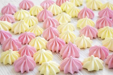 Mini meringues Beyaz ahşap yüzey, yan görünüm üzerinde. Seçici odak. Portre.